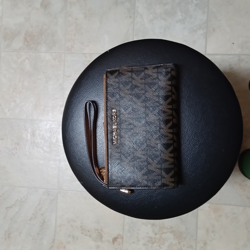 Micheal kors wristlet
